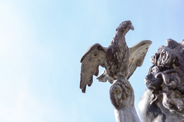 Ein Vogel in der Hand einer Skulptur