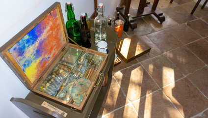 Künstleratelier und Künstlerzubehör aus früheren Zeiten 