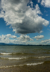 Wellengang an einem windigem Tag am See