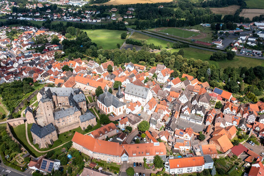 Germany, Hesse, Steinau an der Strasse, Aerial view of Schloss Steinau and surrounding houses in summer