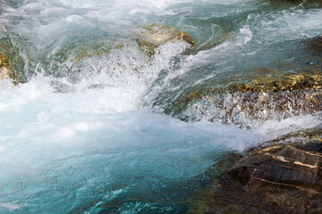 Remous sur l'eau d'un torrent - Hautes-Alpes