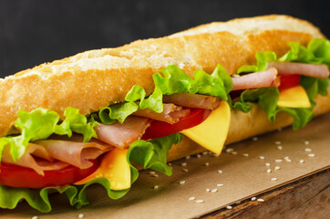 Baguette sandwich with various vegetables and bacon