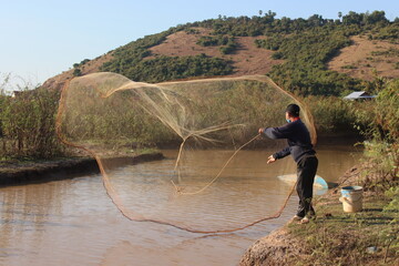 Cambodia. Near Mount Krom, a Khmer peasant fishes in Tonle Sap lake. Province of Siem Reap. 