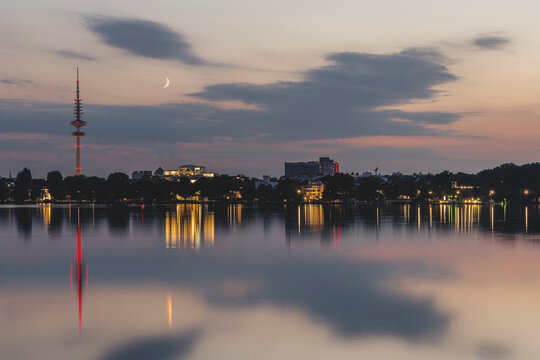 Germany, Hamburg, Long exposure of Outer Alster Lake at dusk