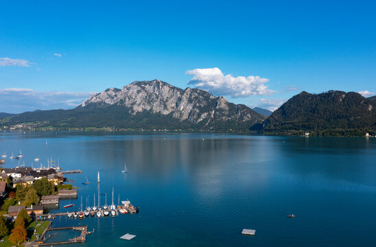 Austria, Upper Austria, Unterach am Attersee, Drone view of Lake Atter with Hollengebirge in background