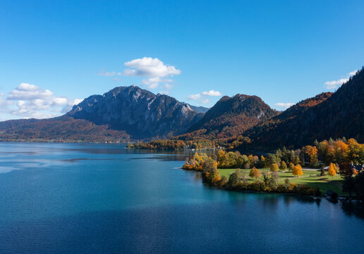 Austria, Upper Austria, Unterach am Attersee, Drone view of Lake Atter with Hollengebirge in background