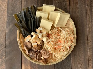 竹ざるに盛り付けた乾物　切干大根　干しシイタケ　麩　昆布　高野豆腐