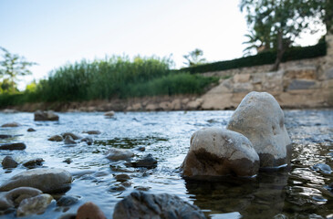 Pequeño río al lado de un pueblo