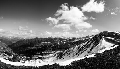 Montañas en blanco y negro