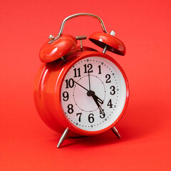 Reloj con fondo rojo uniforme