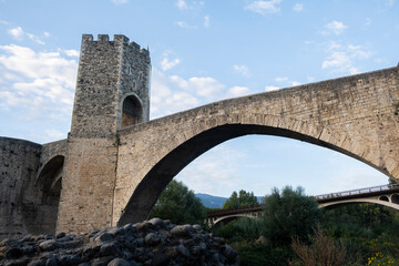 Puente junto a una torre