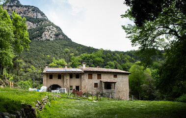 Casa abandonada en medio de la naturaleza