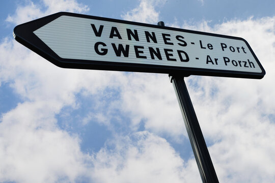 Panneau bilingue fran&ccedil;ais et breton indiquant la direction du port de Vannes