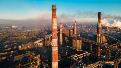 Obraz premium factory smoke from chimneys from a height panorama