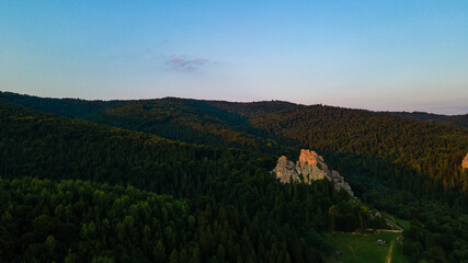Obraz premium Mountains forest at sunset top view