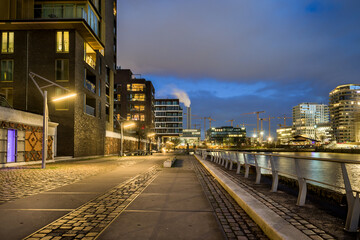 HafenCity Hamburg Dalmannkai abends entzerrt