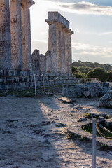 Ruiny starożytnej greckiej świątyni poświęconej bogini Afai, Grecja, Aegina - obrazy, fototapety, plakaty