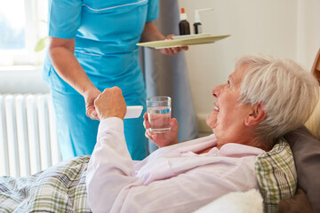 Pflegerin vom Pflegedienst gibt alter Frau Tabletten
