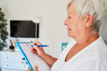 Heimaufsicht kontrolliert mit Checkliste Hygiene im Pflegeheim