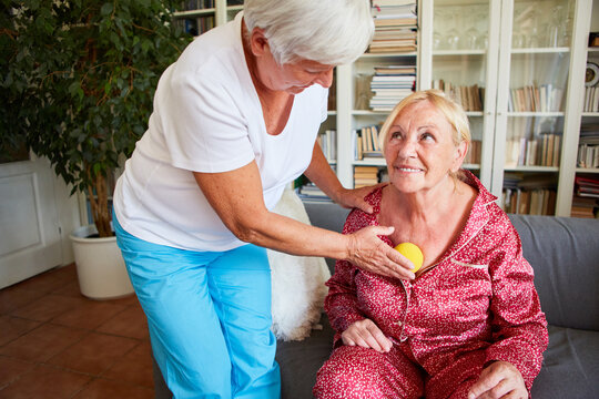 Seniorin bekommt eine Triggerpunkt Massage als Akupressur