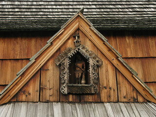 kapliczka w szczytowej drewnianej ścianie