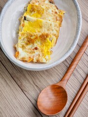 흰색 도자기 접시에 담긴 계란 후라이