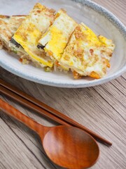 흰색 도자기 접시에 담긴 계란 후라이