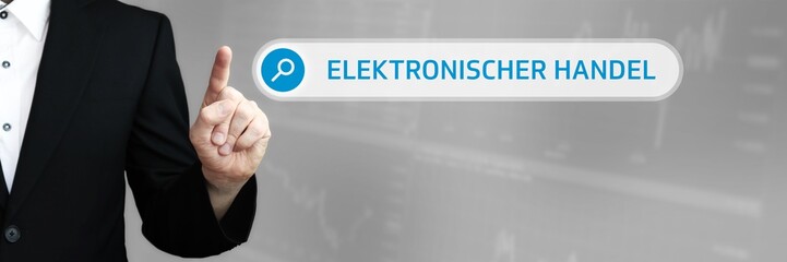 Elektronischer Handel (E-Commerce). Mann zeigt mit Finger auf Suchfeld im Internet-Browser. Wort/Text (blau) in der Suche.