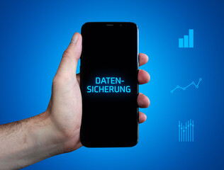Datensicherung (Backup). Hand hält Telefon (Handy). Wort auf Display. Diagramme auf Hintergrund blau. Business