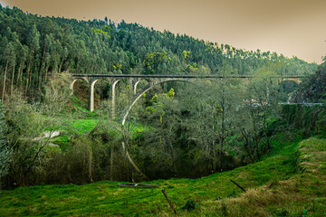 Ponte do poço de Santiago, rio Vouga, freguesia de S. Tiago em Sever do Vouga, Aveiro, Portugal.  - obrazy, fototapety, plakaty