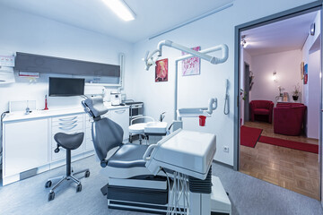 Zahnarztstuhl in moderner Zahnarztpraxis
