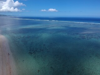 Vue de drone sur un lagon tropical