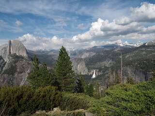 Fototapeta na wymiar Splendide vue sur Yosemite depuis Glacier Point