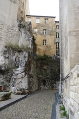 Ruelle pavée à Avignon avec éperon rocheux et construction
