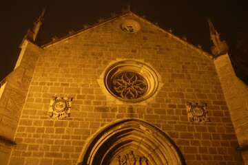 L'église catholique Sainte Croix, vue de l'extérieur la nuit, village de Millery, département du Rhône, France