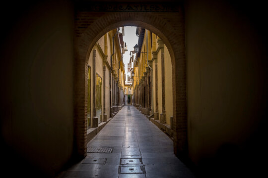 Arco a contraluz con vista de zoco arabe