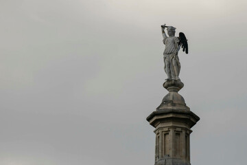 Estatua sobre fondo de cielo