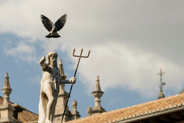 Estatua con paloma volando y tridente en mano