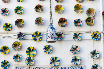 Fachada de pared con adornos de colores y arquitectura