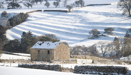 barn in the snow in the Yorkshire dales © richjem
