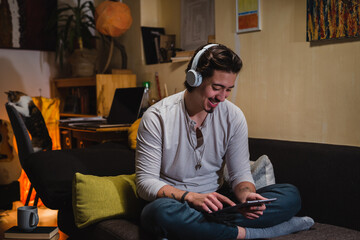 Obraz premium man using digital tablet at home