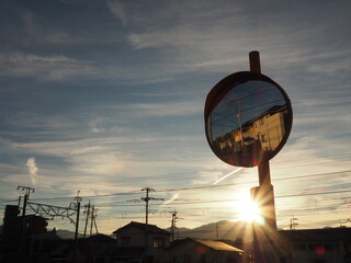 夕焼け空にカーブミラー