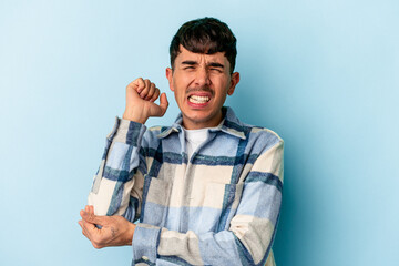 Naklejka premium Young mixed race man isolated on blue background massaging elbow, suffering after a bad movement.