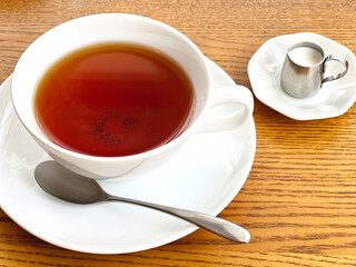 テーブルに置いた紅茶とミルク