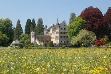 Park in Kreuzlingern mit Schloss Seeburg