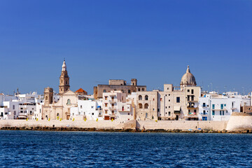 Stadtansicht von Monopoli, Italien, vom Meer aus gesehen