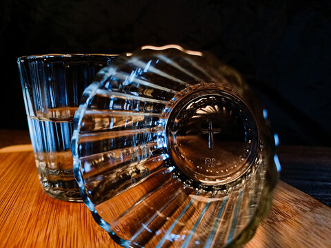 close-up  de un vazo de mezcal en un bar con colores calidos 