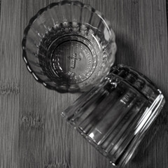 tabla de vasos mezcaleros  en blanco y negro 