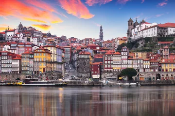 Fotobehang De skyline van de oude stad van Porto, Portugal aan de rivier de Douro © TTstudio