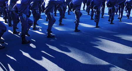 団体で行進の練習をする警察官